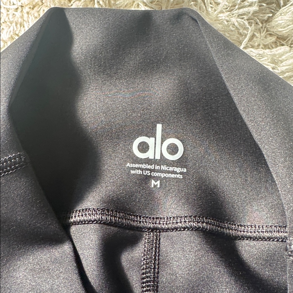 ALO Yoga Jet Black High-Rise air lift Leggings size M-NWT - Picture 2 of 5